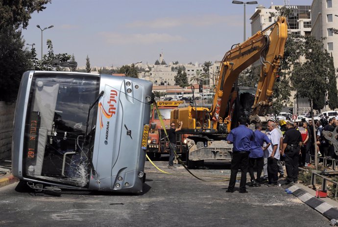 Arrollado un autobús por una excavadora en Jerusalén