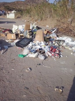 Basura encontrada durante el recorrido de los concejales del PSOE