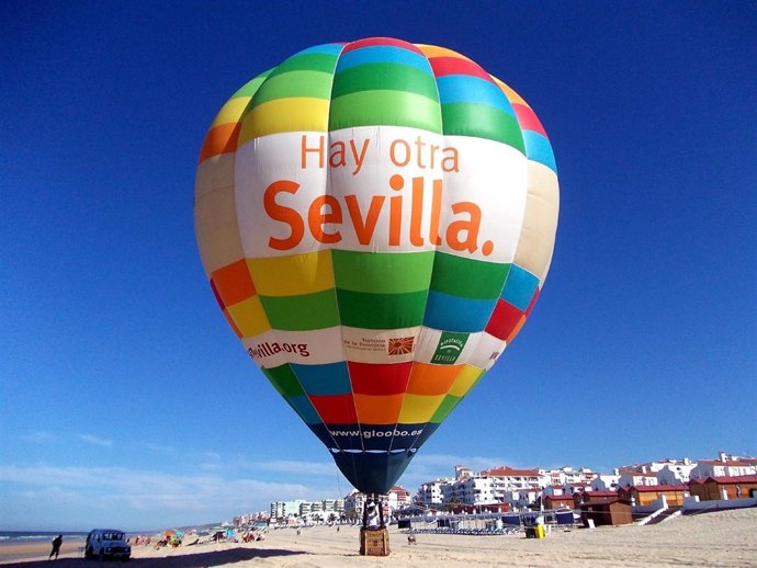 Acción promocional de Prodetur en la playa de Matalascañas