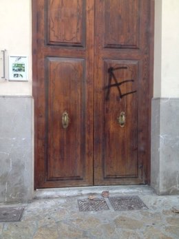 Pintadas en la puerta de Can Alcover, sede de la OCB