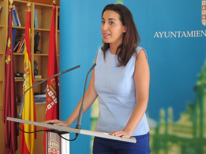 La concejal de Personal, Nuria Fuentes, comparece ante los medios