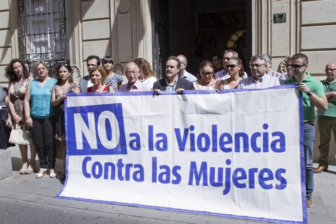 Concentración en repulsa por el asesinato en Berja de una mujer por su expareja