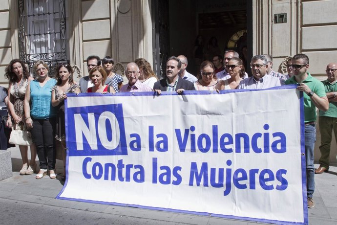Concentración en repulsa por el asesinato en Berja de una mujer por su expareja