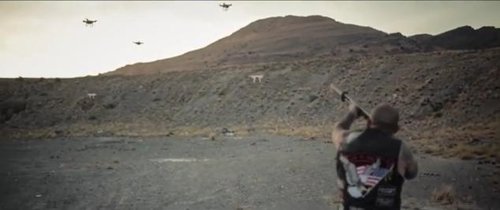 Una marca de silenciadores de pistolas se promociona derribando drones
