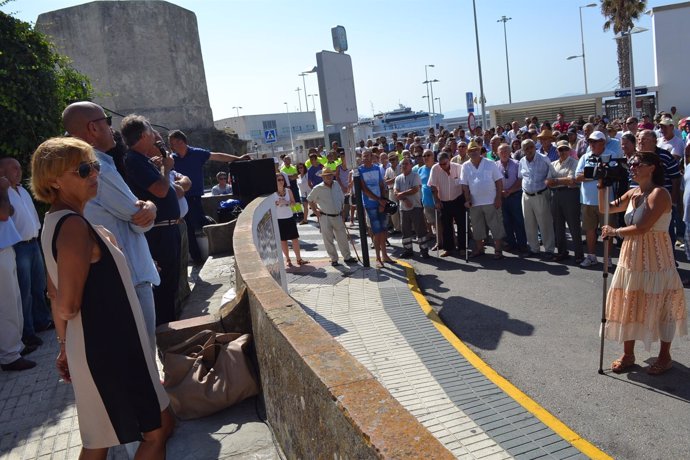 Concentración de vecinos y del equipo de Gobierno de Tarifa ante el Puerto