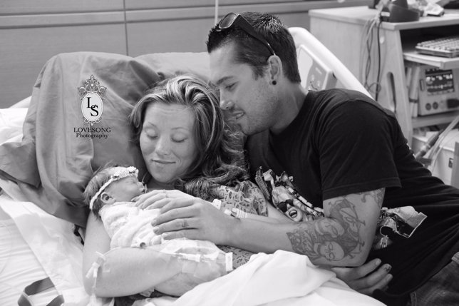 Una pareja se fotografía con su bebé muerto en un hospital de California