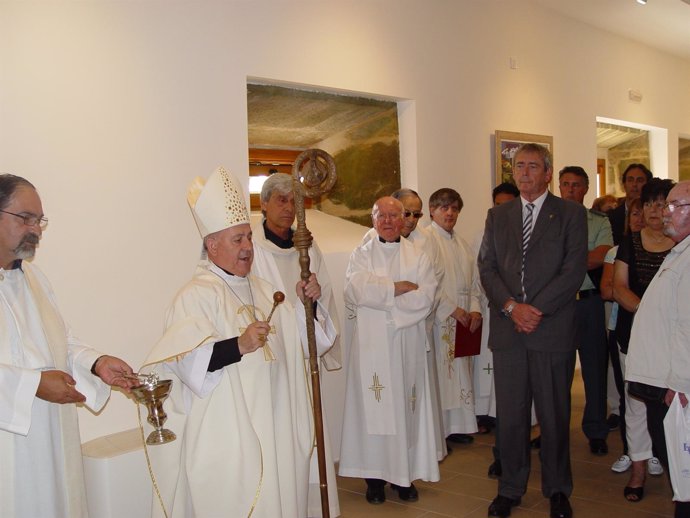 El obispo bendice el Centro de Interpretación de Camino de Santiago de Ajo