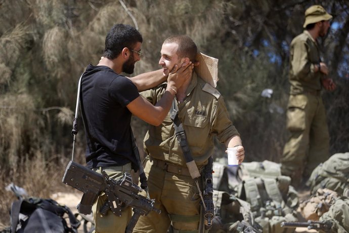 Soldados israelís se abrazan antes de regresar a Israel de la Franja de Gaza