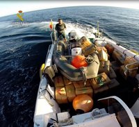 Intervenida una tonelada de hachís arrojada en alta mar desde una embarcación durante una persecución