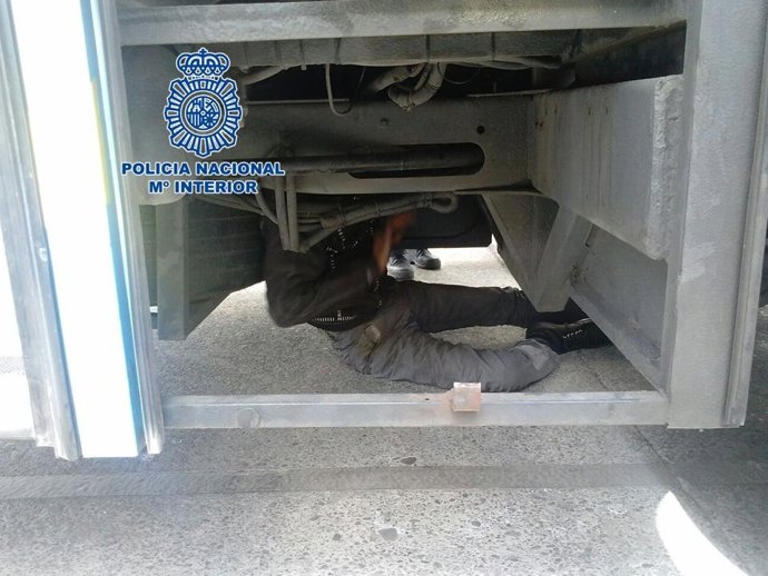 Joven interceptado en bajos de un autobús