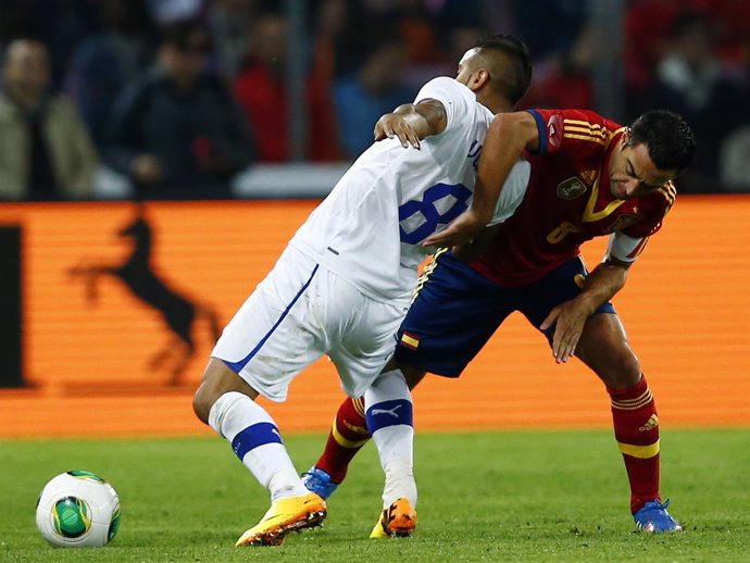 Arturo Vidal y Xavi Hernández en el Chile - España