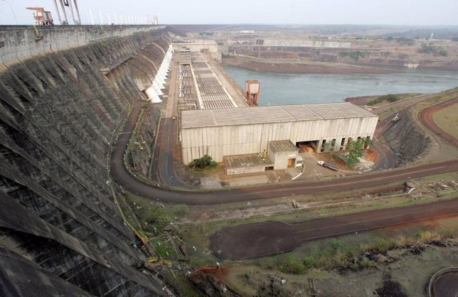 Una vista de 2007 de la represa hidroeléctrica de Itaipú