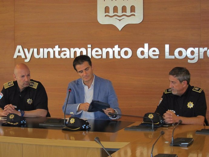 El concejal Miguel Sáinz presenta el nuevo uniforme de la Policía Local