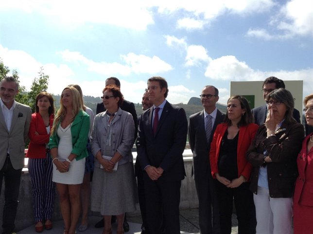 Participanes en la presentación del Bosque de Galicia, con el Gaiás al fondo