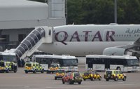 Esposado un pasajero del avión de Qatar Airways escoltado por cazas
