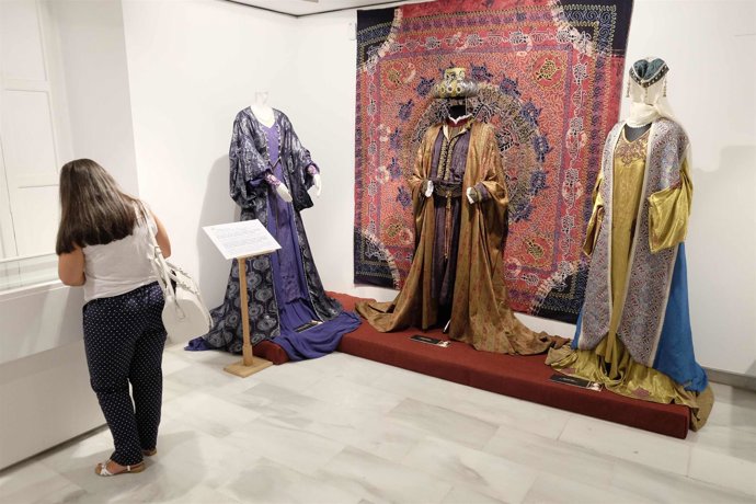 Exposición trajes serie TVE Isabel vestuario archivo málaga 