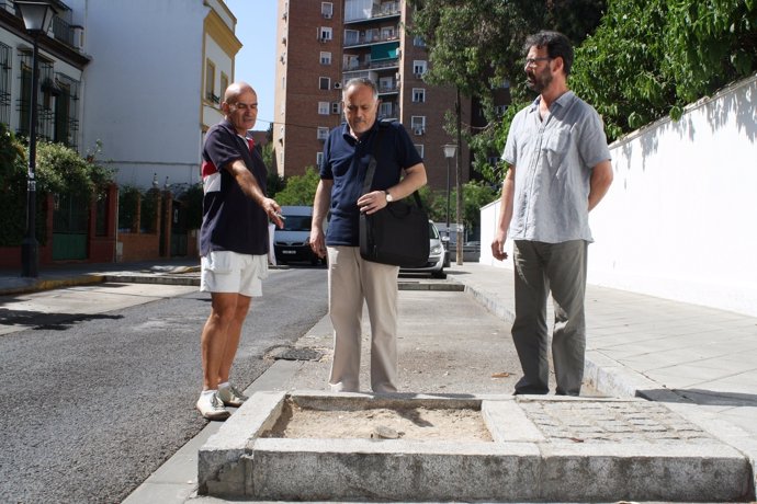 Portavoz municipal de IU en Sevilla, José Manuel García, visitando el Porvenir