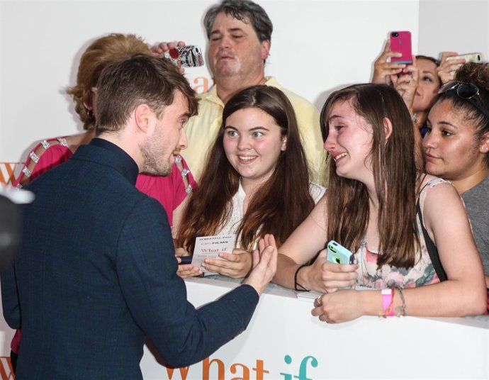 Daniel Radcliffe consuela a una fan emocionada