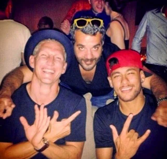 Schweinsteiger recuerda el 7-1 a Neymar en una foto de fiesta