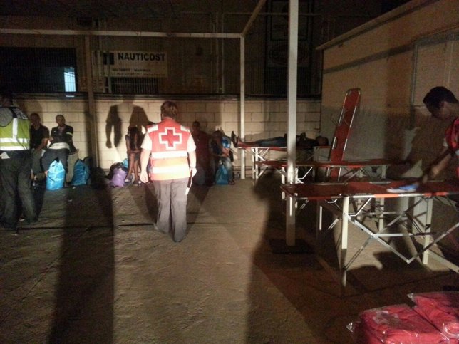 Los equipos de Cruz Roja esta noche atendiendo a los emigrantes