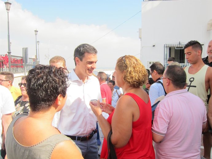Sánchez dialoga con vecinos de Mojácar, donde pasa unos días de vacaciones