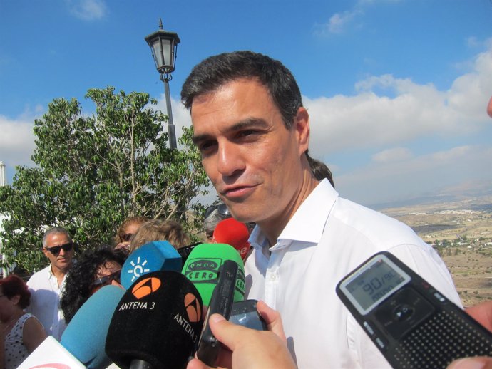 Pedro Sánchez atiende a los medios en Mojácar