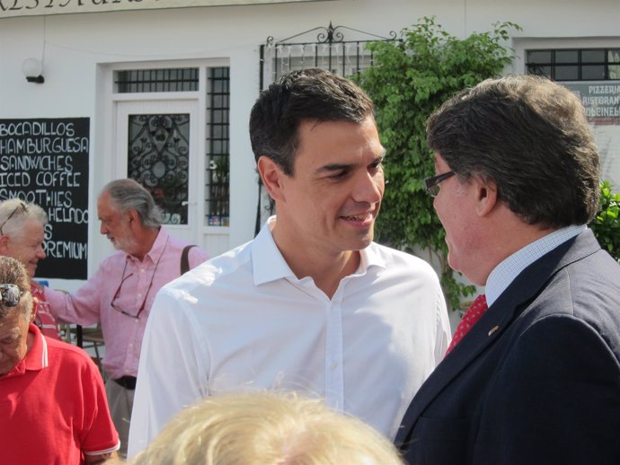 Pedro Sánchez dialoga con uno de los dirigentes de la ejecutiva provincial 