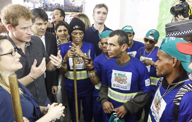 Príncipe Harry con trabajadores del Porgrama Brazos Abiertos de la Cracolândia