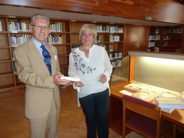 Ana Zabalegui recoge el lote de libros de la Real Asociación de Hidalgos.