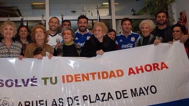 Futbolistas argentinos con las 'Abuelas de la plaza de Mayo'