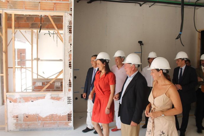 Català, de rojo, en su vista a las obras del colegio Princesa de Asturias