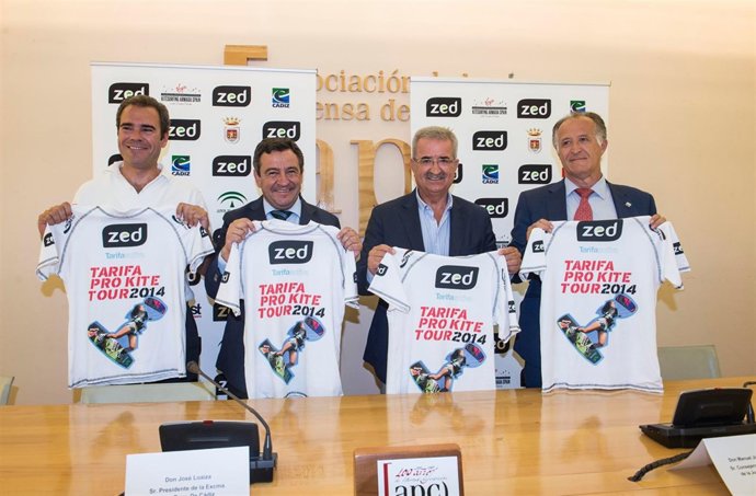 Jiménez Barrios presenta un campeonato de kitesurf en Tarifa