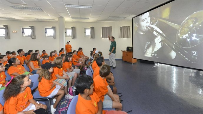 Visita de los niños del 'Veranuco' al conservatorio