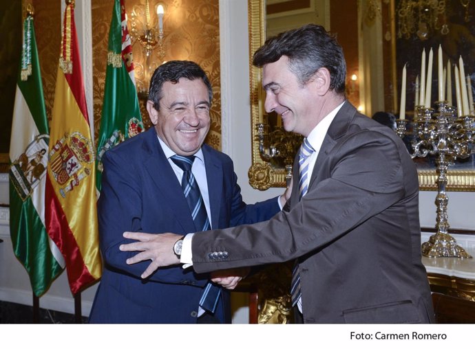 Loaiza y González Mazo en la firma del convenio