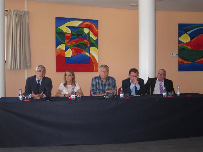 Llamazares (primero por la izquierda) en el acto de IU. 