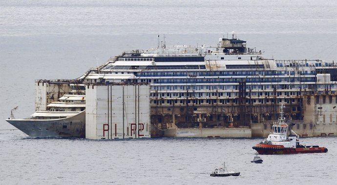 El Costa Concordia reflotado para ser desguazado