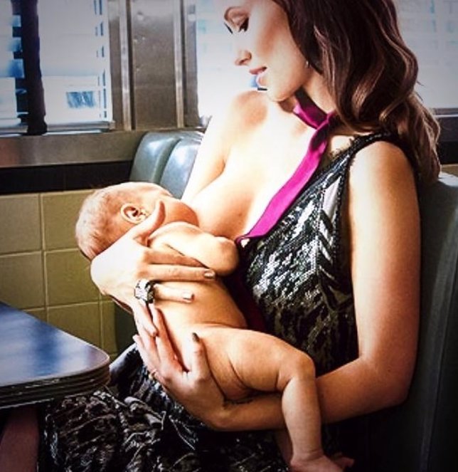 Olivia Wilde se fotografía dándole el pecho a su bebé