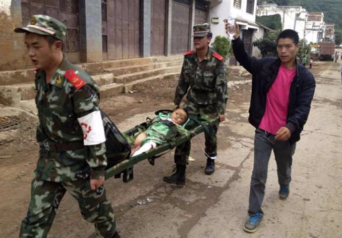Paramilitares ayudan a heridos en el seísmo de China