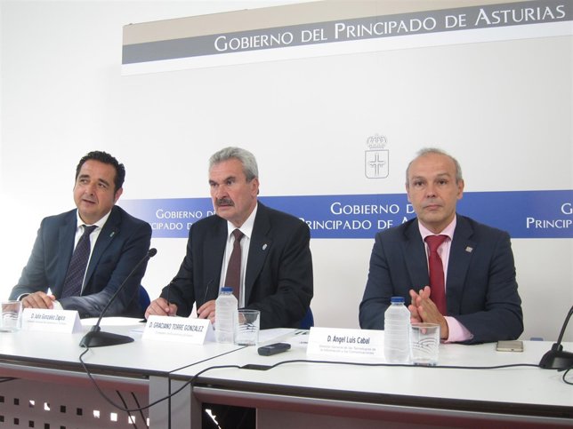 Por la izquierda, Zapico, Torre y Cabal en rueda de prensa. 