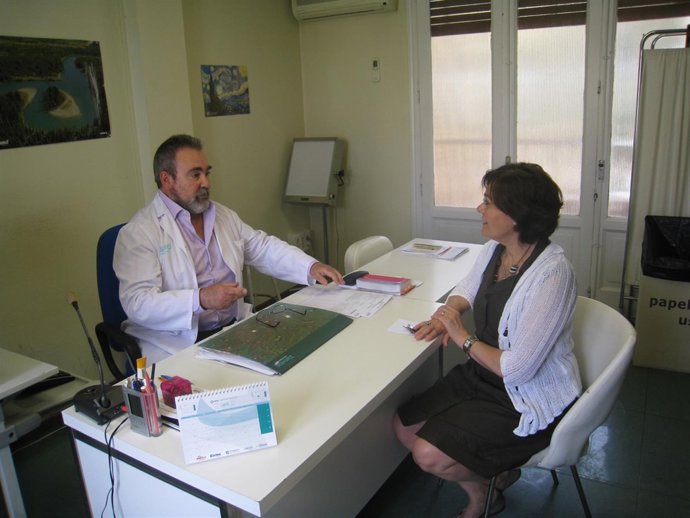 Médico en una consulta