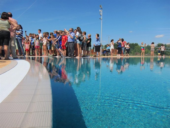 Vecinos de Varea visitan las nuevas piscinas