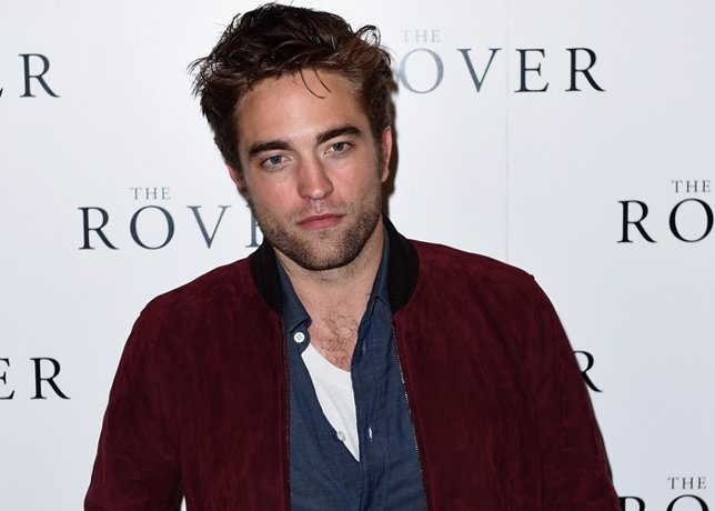 Un desaliñado Robert Pattinson en la premiere de The Rover en Londres