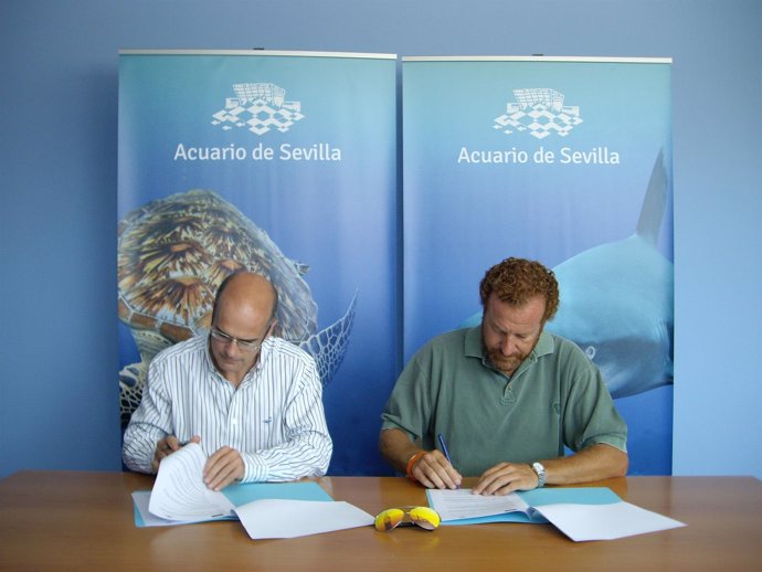 Manuel Otero e Iñaki Aguinaga firmando el acuerdo de colaboración