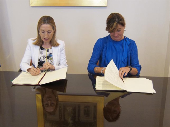 La ministra de Fomento, Ana Pastor, junto a Esther Díaz, consejera de vivienda