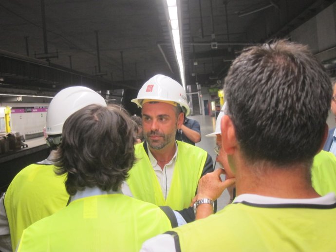 El conseller Santi Vila visitando las obras de la L2