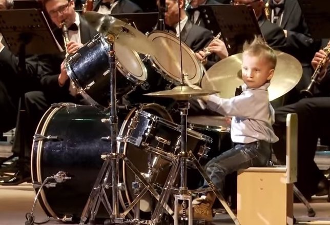 Lyonya, el niño de 3 años prodigio de la batería