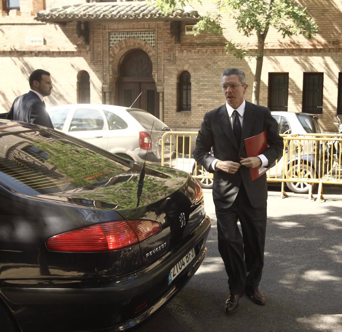 Alberto Ruiz Gallardón, ministro de Justicia, junto a su coche oficial