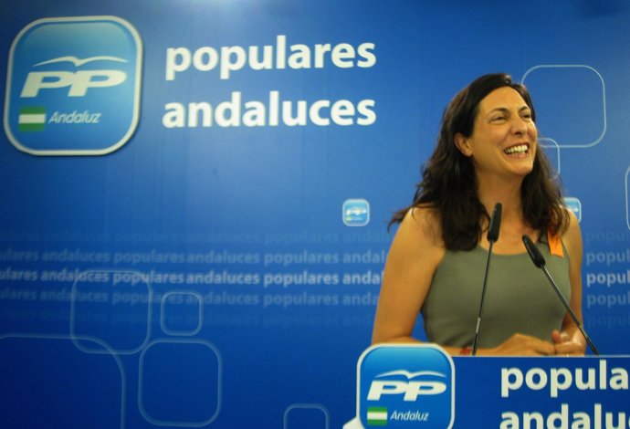 Dolores López, ante los medios