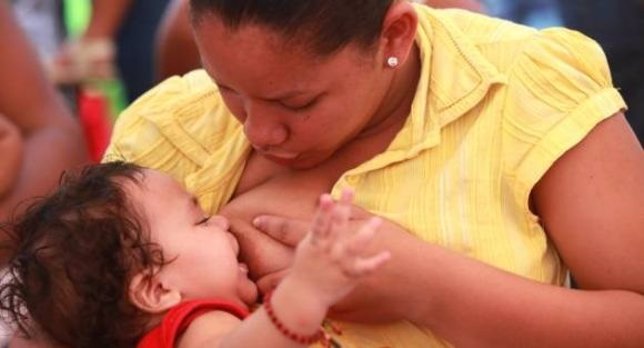 Ecuador recurre a lactancia materna contra la desnutrición infantil