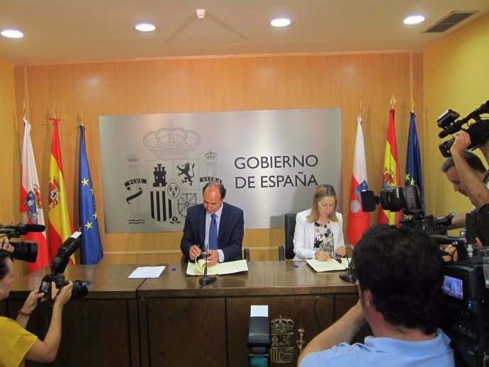 El presidente de Cantabria y la ministra de Fomento firman el Plan de Vivienda